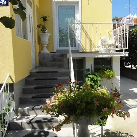Apartman Croatia Borik Family With Garten View Number 2